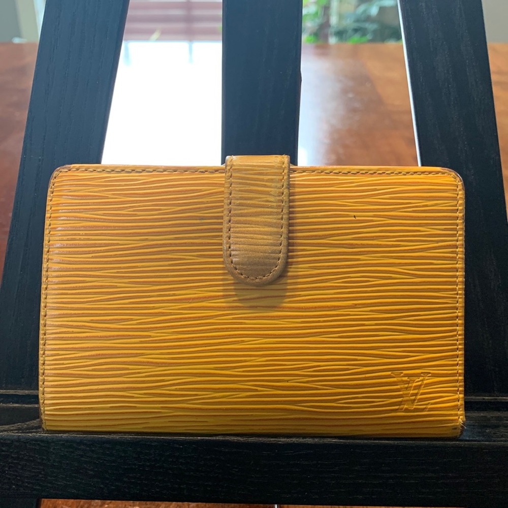 💜💛Authentic Louis Vuitton Epi French Kisslock Wallet💜💛